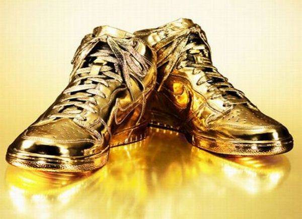 Золотые кроссовки Nike