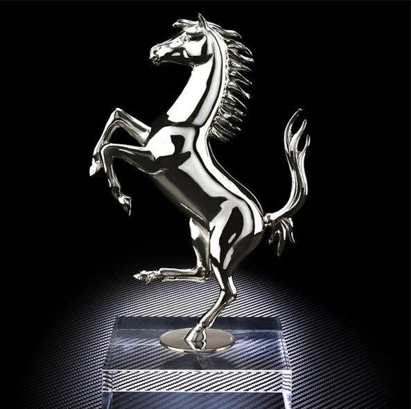 Серебряная скульптура символа Ferrari