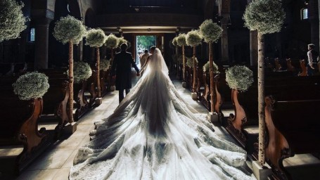 Звёздная роскошь: свадебное платье за почти миллион евро, расшитое 500 000 кристаллов Swarovski