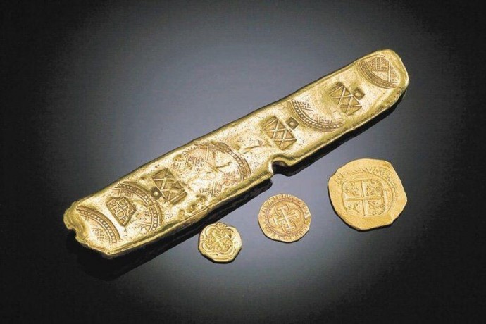 Слиток и золотые монеты