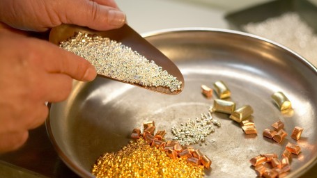 НБУ повысил курс золота до 340,90 тыс. гривен за 10 унций