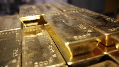 Золото выигрывает от потрясений на рынках, рост цен продолжается