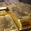 Золото выигрывает от потрясений на рынках, рост цен продолжается